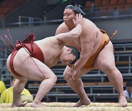 Meisei beats Terunofuji to move into tie for lead at Summer Grand